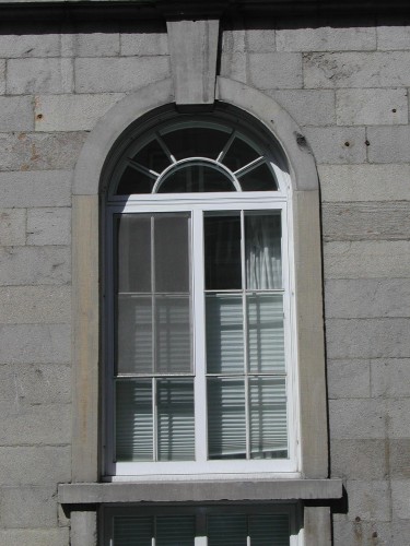 Portes et fenêtres de type traditionnel, en bois, tel que le modèle existant. 