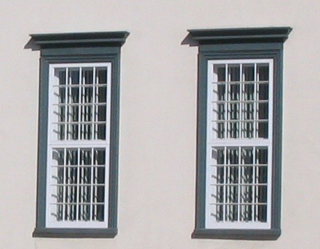 Portes et fenêtres de type traditionnel, en bois, tel que le modèle existant.
