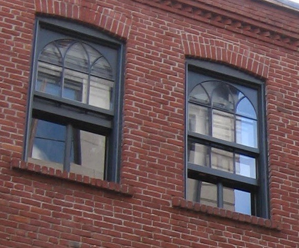 Portes et fenêtres de type traditionnel,en bois, tel que le modèle existant. 